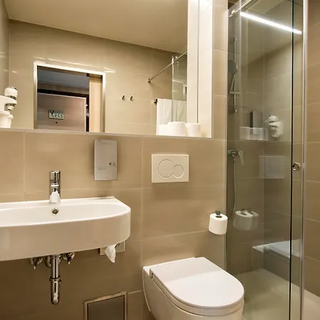 City Hotel Ljubljana Отель 4*